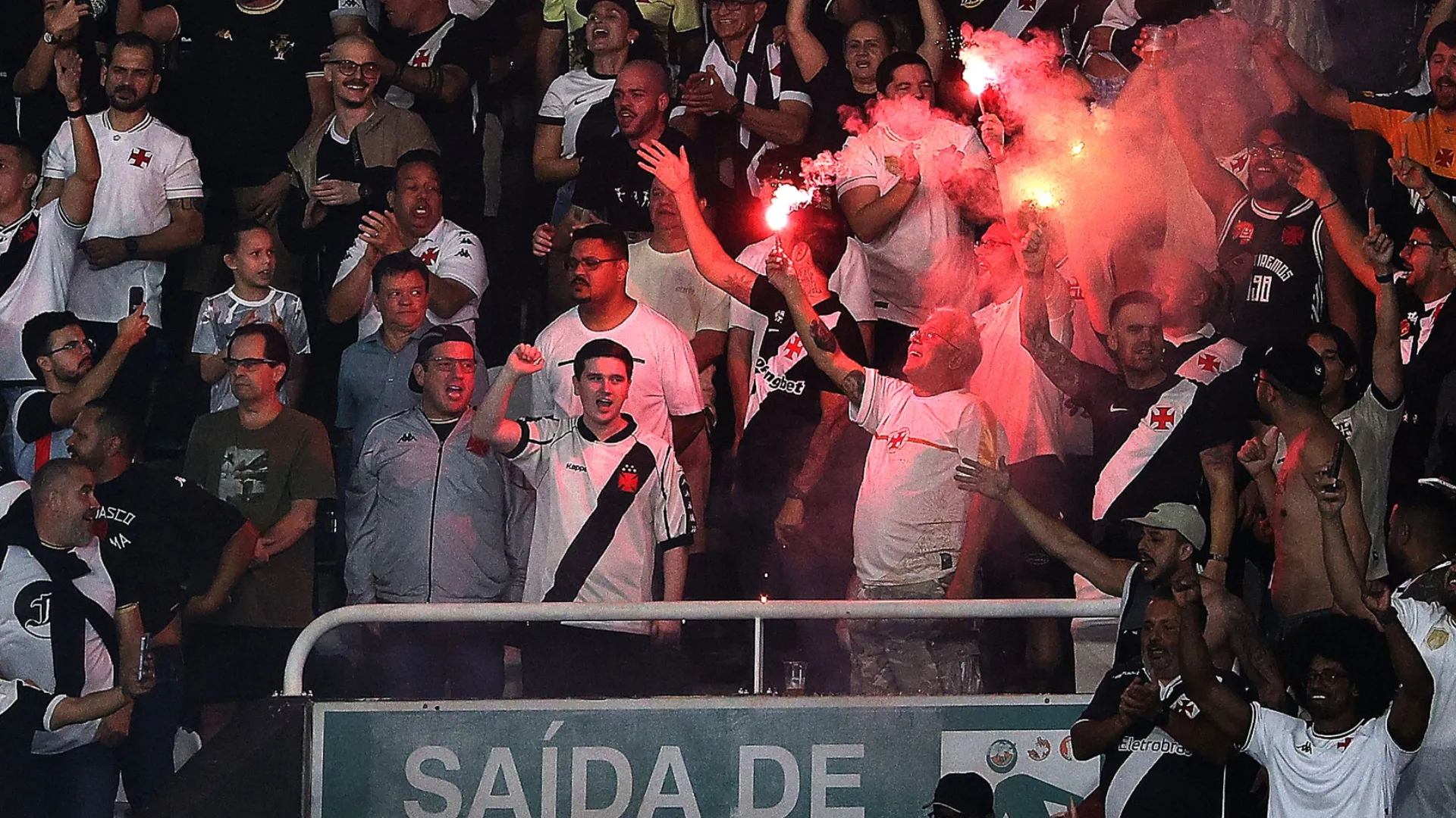 Hinchas de Vasco Da Gama mostraron respeto antes del duelo de ida.