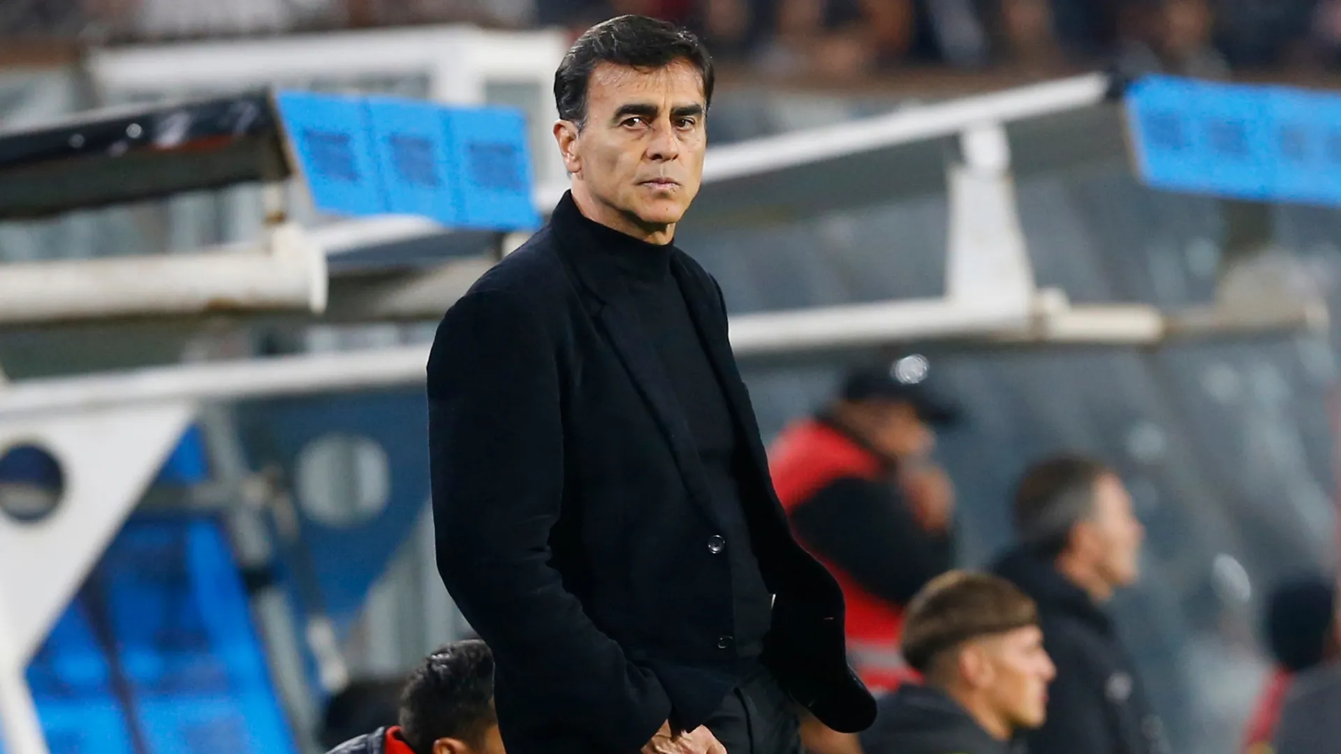 La última decisión de Gustavo Quinteros tras saber que Riquelme le da prioridad a Milito