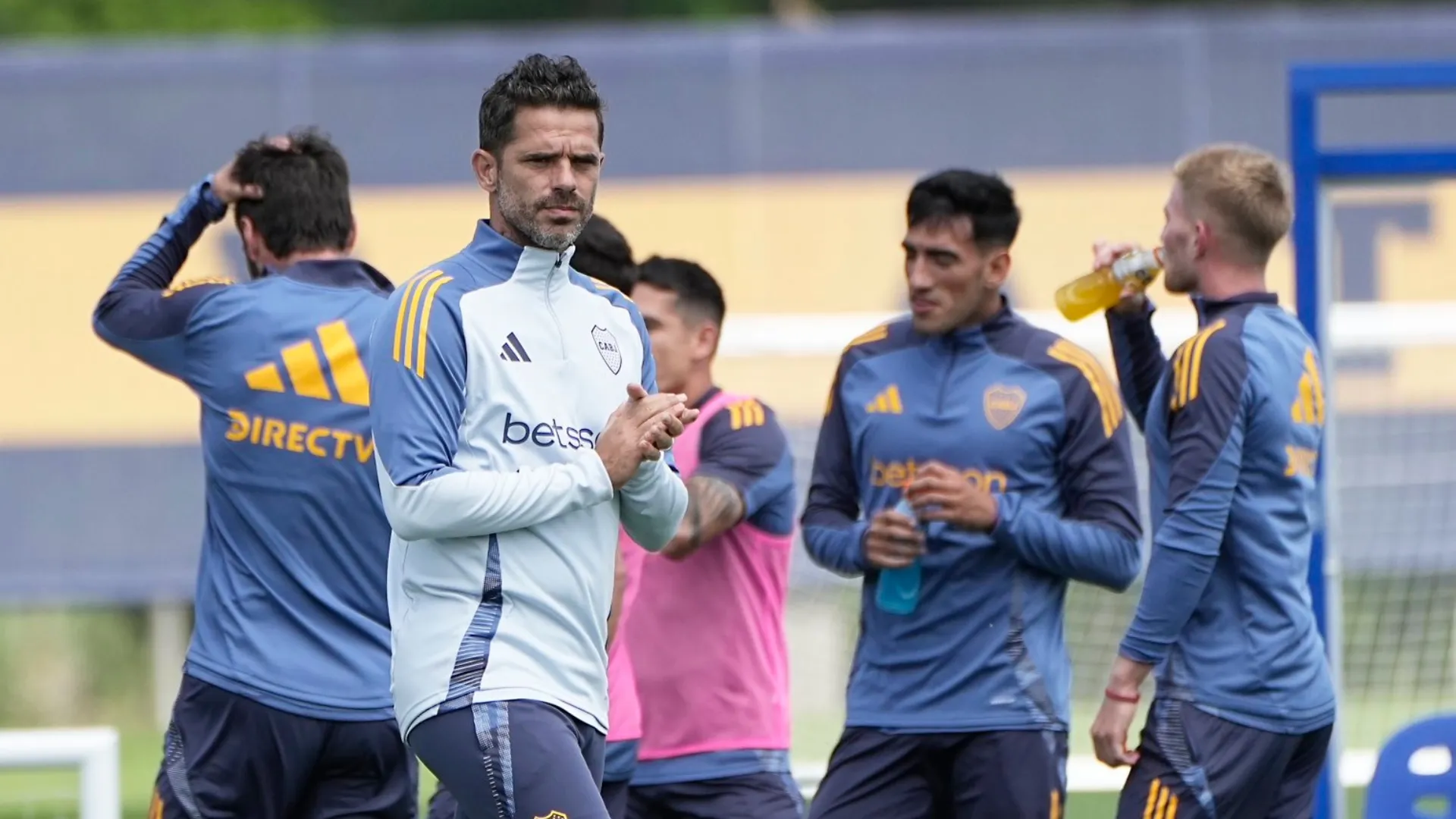 Los dos equipos que armó Gago en la práctica de Boca: ¿quiénes juegan contra Unión?