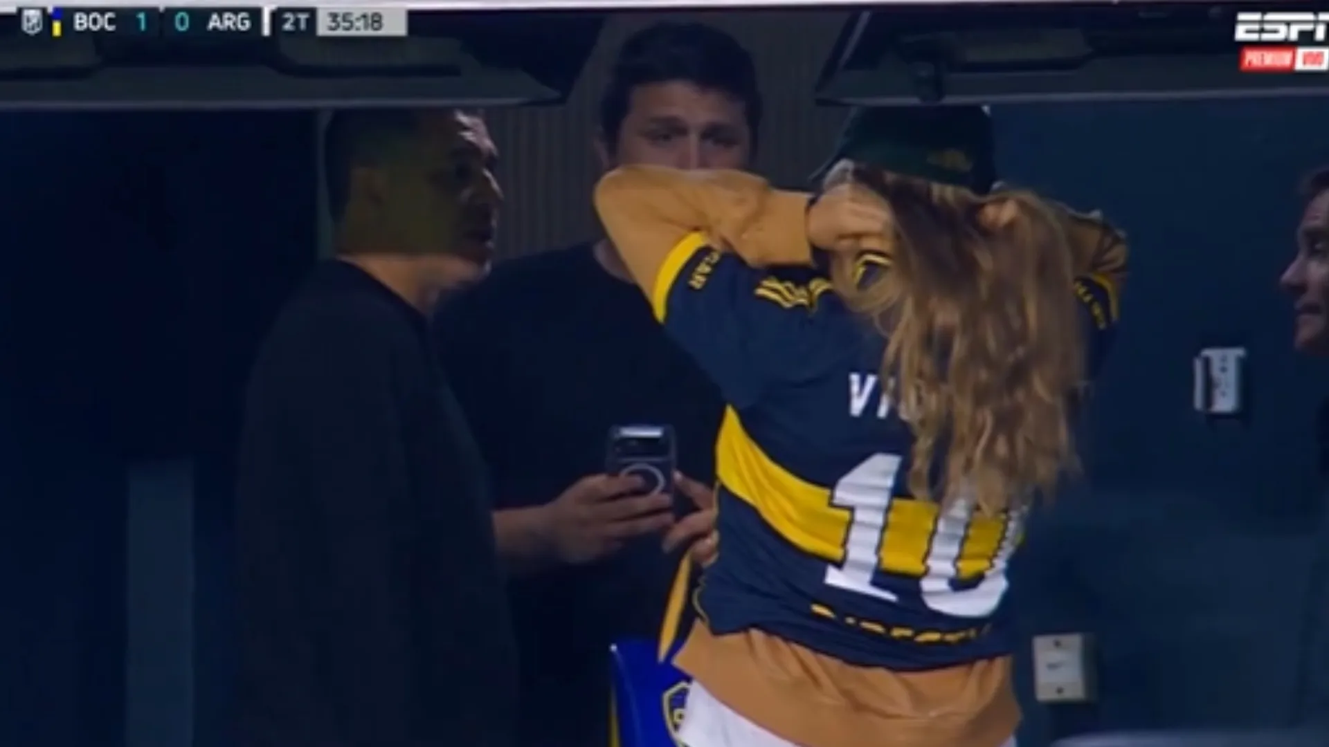 Misterio aclarado: la imagen de Riquelme con Azarenka durante el partido de Boca fue en el entretiempo
