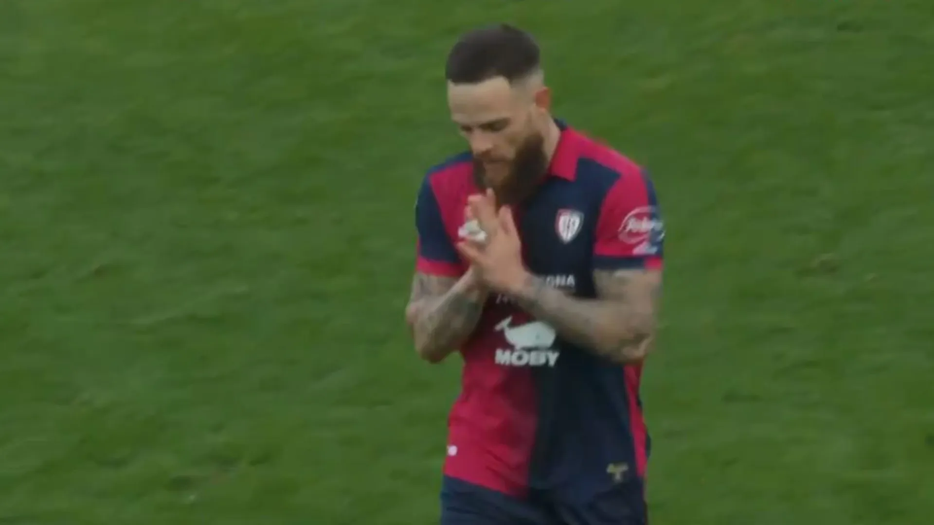 VIDEO | El sorpresivo gesto de los hinchas del Cagliari para Nahitan Nández