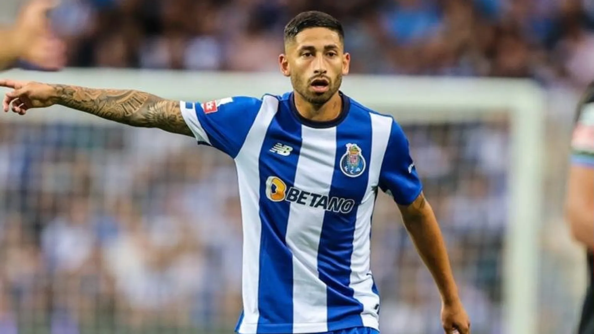 VIDEO | Llegó confiado: Varela debutó en Porto y ¡pidió patear un penal!