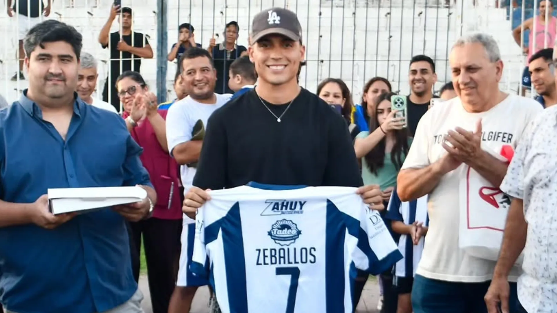 Locura por Exequiel Zeballos en La Banda: el crack de Boca volvió a su pueblo