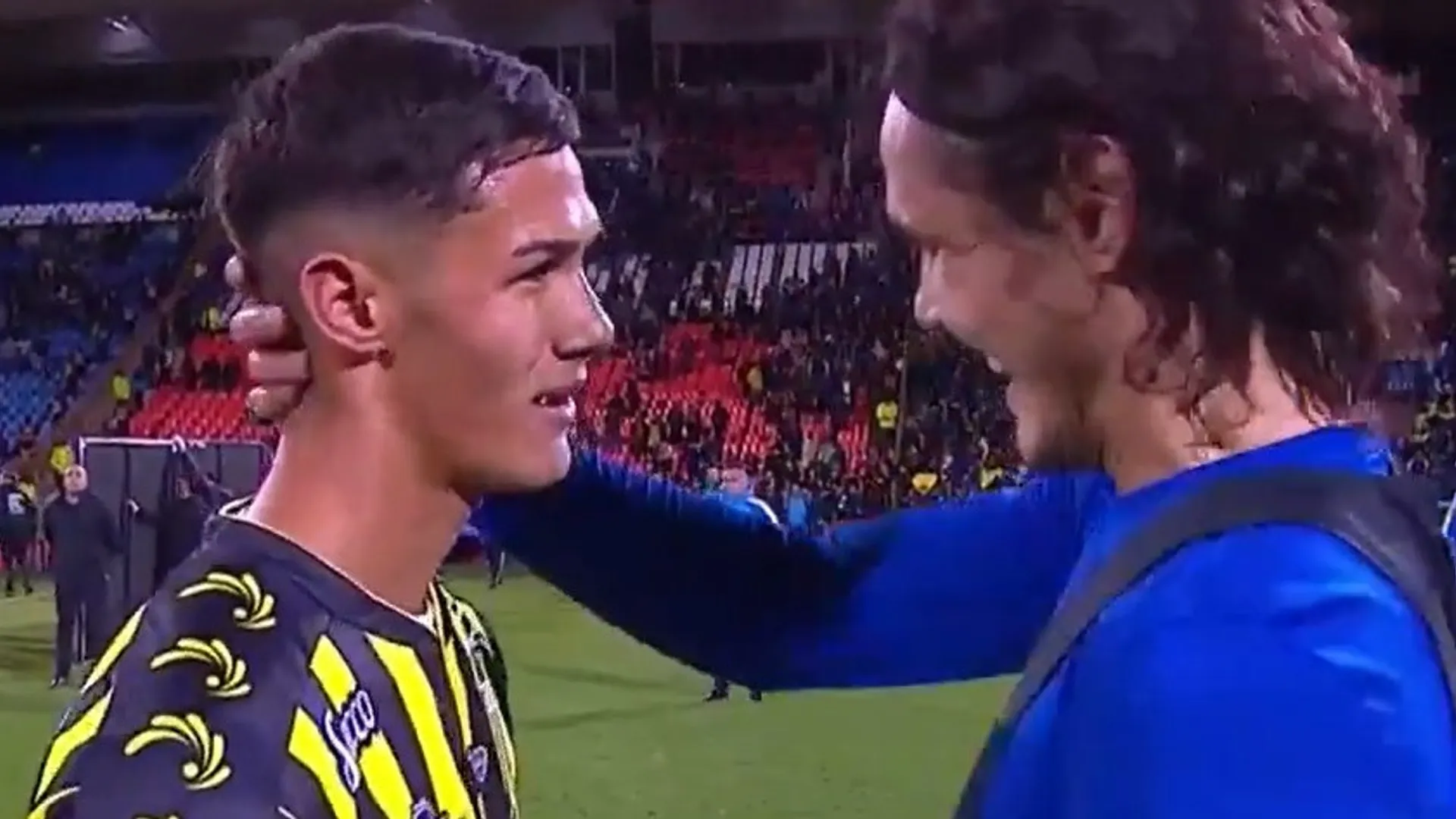 Edinson Cavani cambiando su camiseta con el jugador de Almirante Brown