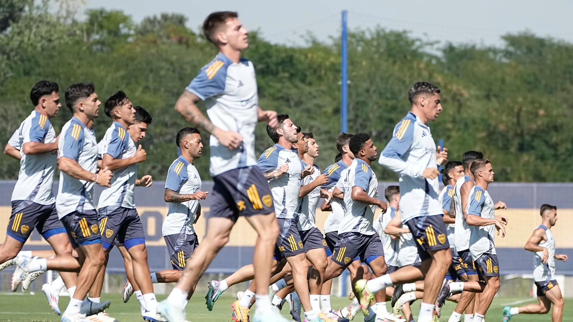 Boca volvió al trabajo tras el fallecimiento de Russo: Cavani y Velasco entrenaron diferenciados