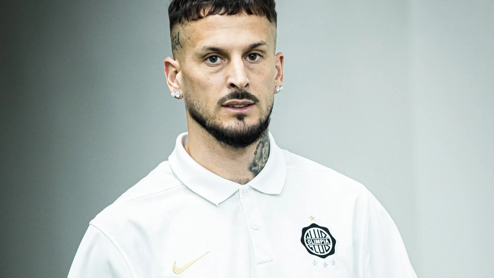 Darío Benedetto se fue expulsado en Olimpia vs. Guaraní
