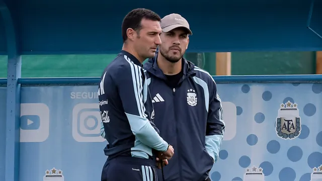 Scaloni y Paredes charlaron en Ezeiza.