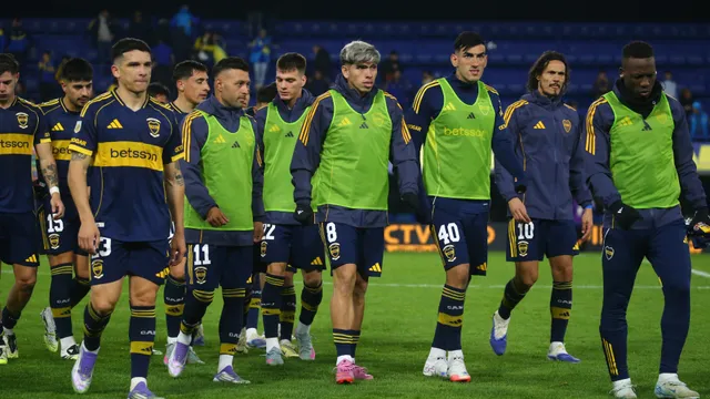 Edinson Cavani y Alan Velasco, los dos jugadores de Boca que fueron silbados por los hinchas antes del arranque del partido