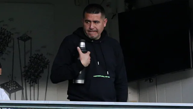 Romaña y dos más: los nombres que Riquelme tiene en carpeta para reforzar la zaga central de Boca