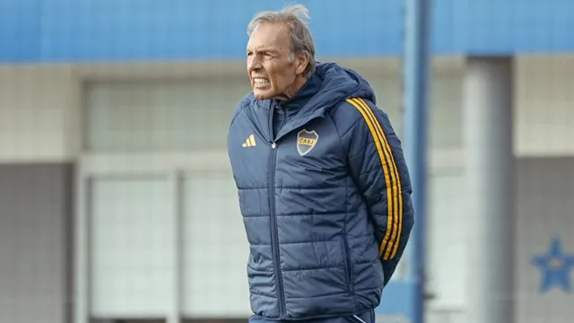 Los dos equipos que armó Russo en la práctica de fútbol de Boca pensando en Banfield
