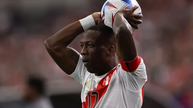 Luis Advíncula en la Selección de Perú
