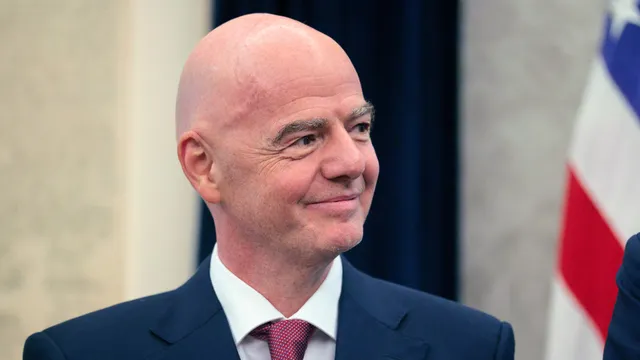 Infantino posó con una bandera de Boca que carga a River por el descenso