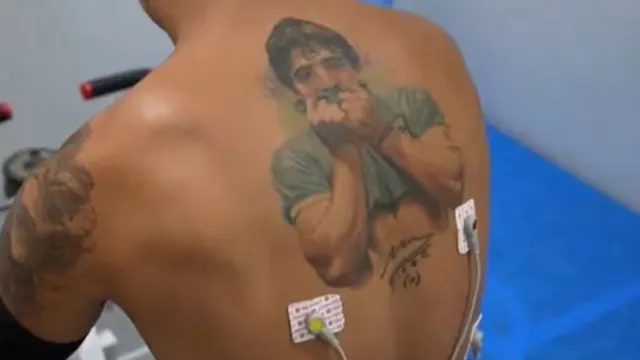 Lo lleva en la piel: quién es la figura de Boca que tiene un tatuaje gigante de Diego Maradona