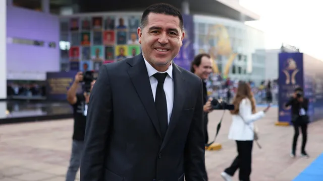 Juan Román Riquelme ofertó 3 millones por Jhohan Romaña: los detalles