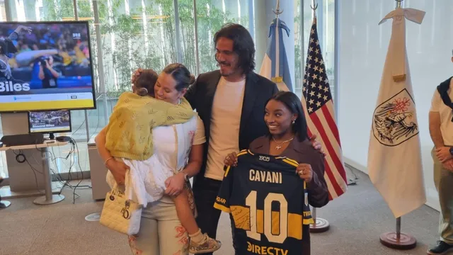 Tras confirmarse su lesión, Cavani apareció junto a Simone Biles y le regaló una camiseta de Boca