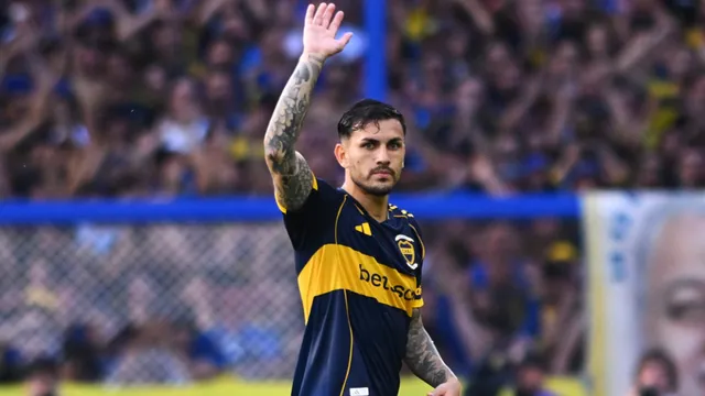 Gesto de líder: Leandro Paredes fue a gritar el primer gol de Boca con Agustín Marchesín, uno de los más criticados