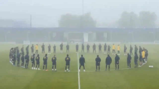 El plantel de Boca hizo un minuto de silencio en homenaje al fallecimiento de Fernando Gayoso