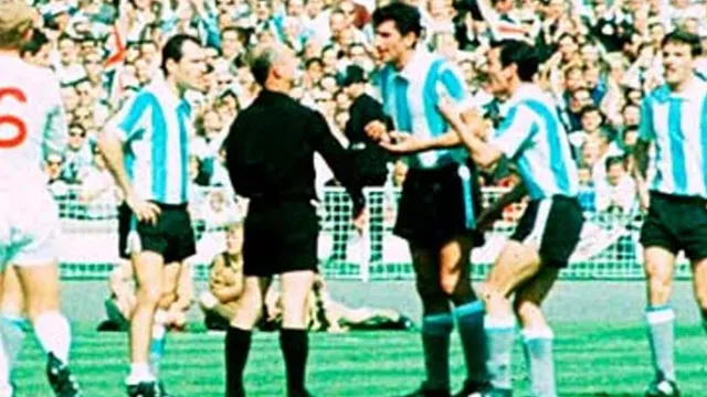 La polémica de Antonio Rattín en el Mundial 1966 que derivó en la creación de las tarjetas en el fútbol