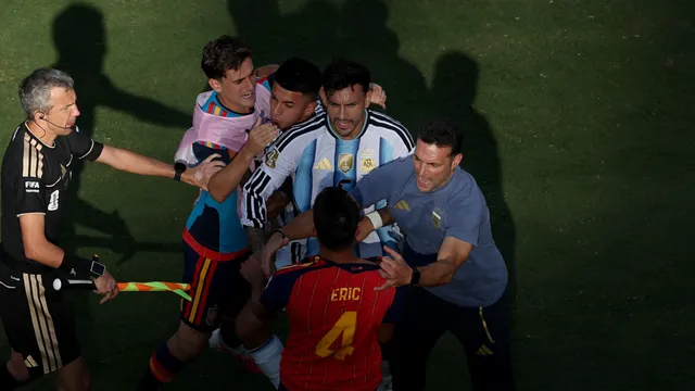Paredes estalló contra Gavi y Eric García ni bien terminó la final: hubo manotazos y Scaloni separó