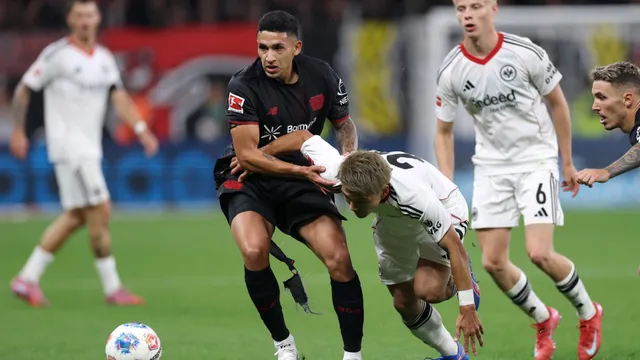 Increíble: Equi Fernández fue expulsado en su debut en Bayer Leverkusen