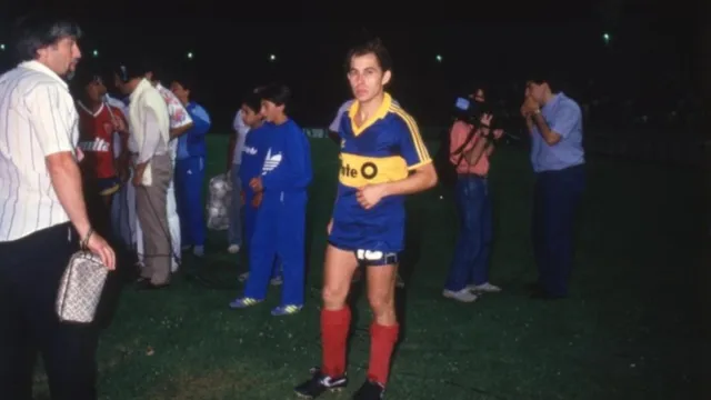 ¿Estuvo cerca? Cómo fue la vez en que Ricardo Bochini se puso la camiseta de Boca adelante de todos