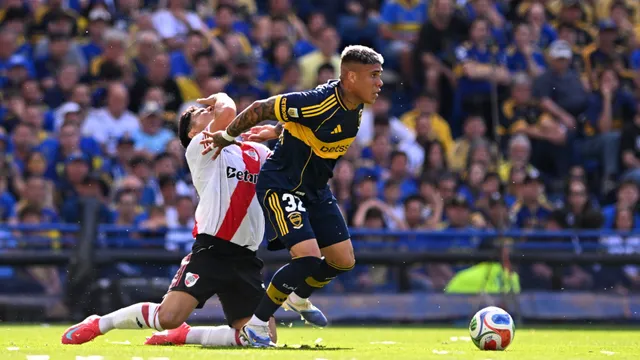 La chicana de Ayrton Costa a Maxi Salas que celebraron los hinchas de Boca: "Lo tuvo de hijo"