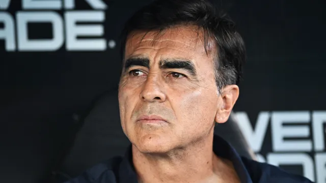 La curiosa escena que vivió Gustavo Quinteros en Europa con un argentino, mientras espera por Boca