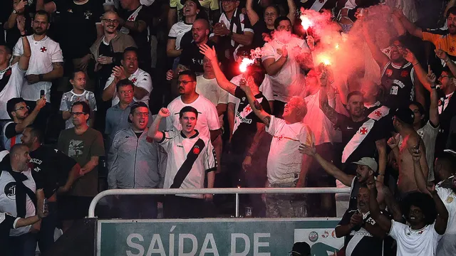 Hinchas de Vasco Da Gama mostraron respeto antes del duelo de ida. 