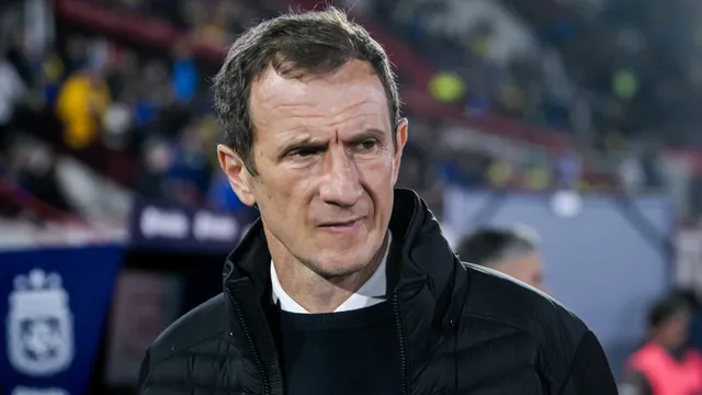 Arruabarrena piensa en el equipo de Boca vs. Racing. 