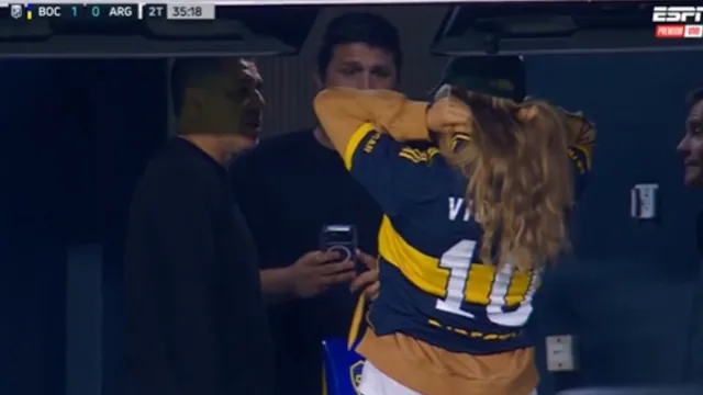 Misterio aclarado: la imagen de Riquelme con Azarenka durante el partido de Boca fue en el entretiempo