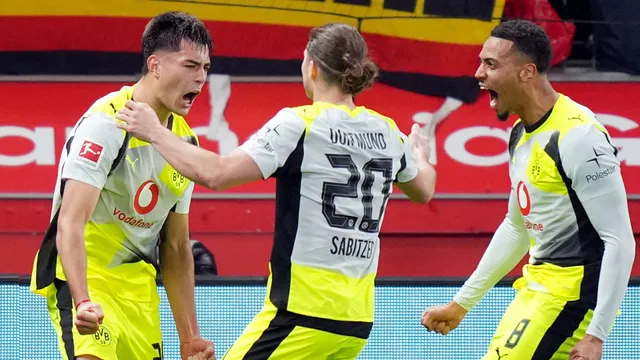 Aaron Anselmino tuvo su debut goleador en la victoria del Borussia Dortmund