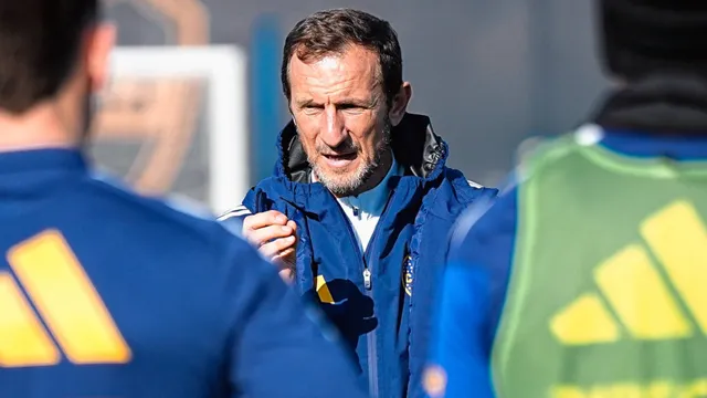 Arruabarrena en el entrenamiento de Boca, pensando el equipo para jugar con San Lorenzo. 