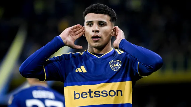 Flores, defendido por un compañero suyo en Boca. 
