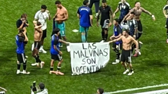 Los jugadores de Argentina mostraron la bandera de Malvinas tras ganarle a Inglaterra