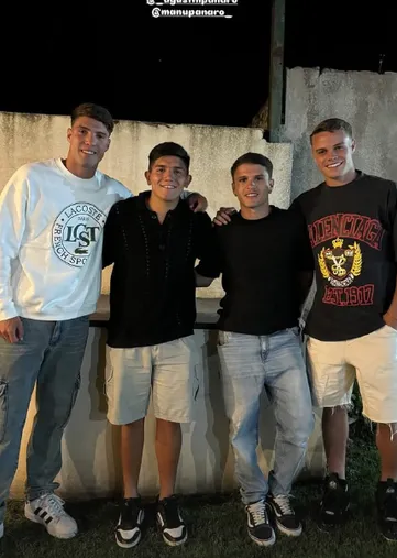 Ignacio Miramón con sus amigos en Navidad.