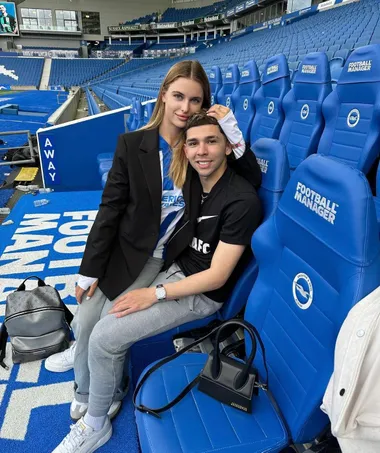 Julio Enciso junto a su pareja