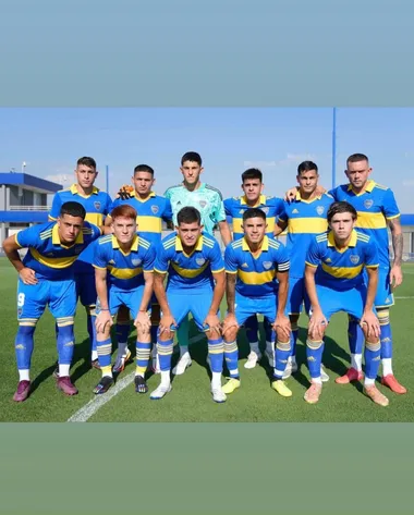 Julián Carrasco (en el medio debajo de Brey) en la Reserva de Boca Juniors. Otros jugadores: Morales, Barco, Benítez y Aranda.