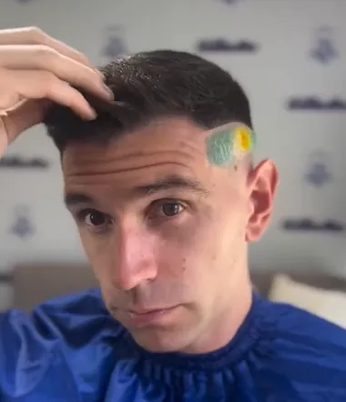 El Dibu volvió al look de Qatar para jugar en La Bombonera