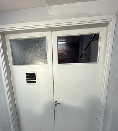 La foto de la puerta del vestuario de Huracán sin el vidrio (TyC Sports)