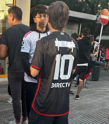 Un hincha de River tapó el nombre de Lanzini con cinta.