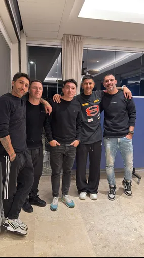 Rojo, con excompañeros de Estudiantes.(Instagram)