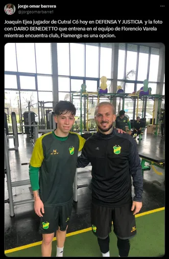 Benedetto, junto a un juvenil del Halcón. 