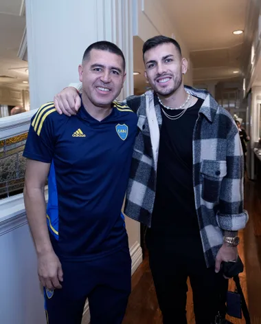 Leandro Paredes junto a Juan Román Riquelme. (IMAGO)