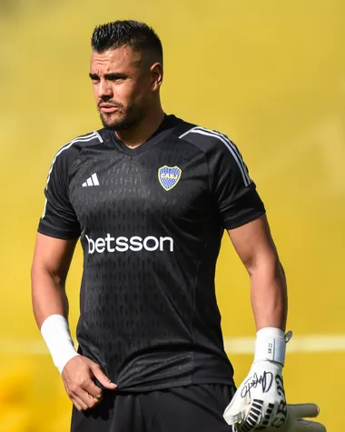 Chiquito Romero con el nuevo buzo de arquero