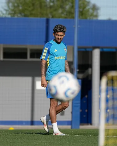 Cristian Medina en la práctica de Boca. (Imago)
