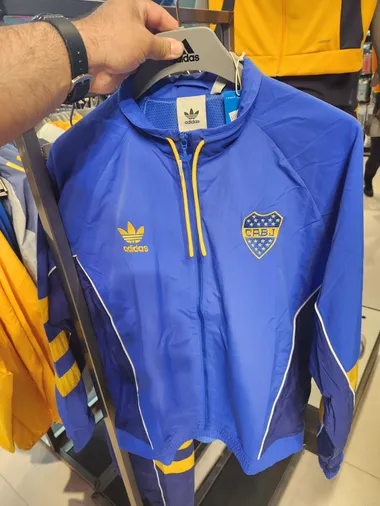 Una de las nuevas camperas de Boca