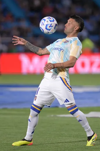 Lucas Janson gana terreno con Gago. (Getty)