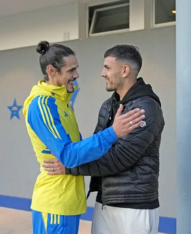 Cavani se saluda con Paredes en Boca Predio.