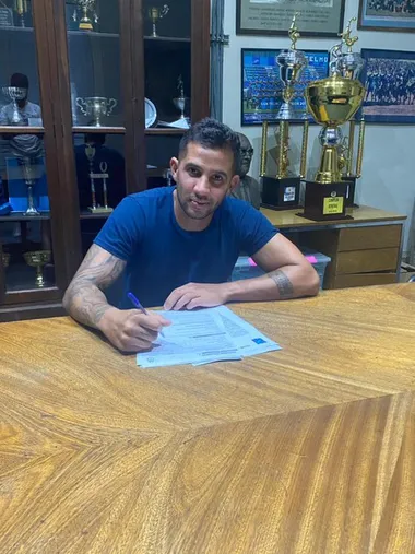 David Achucarro firmando su contrato en San Telmo en 2021 (@PrensaSanTelmo).
