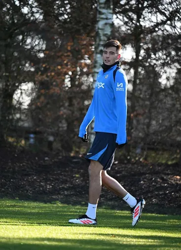 Anselmino ya tuvo su primera semana de entrenamientos con Chelsea. (Twitter)